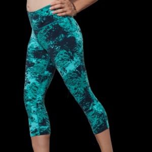 Nike Legendary Crops Size Medium